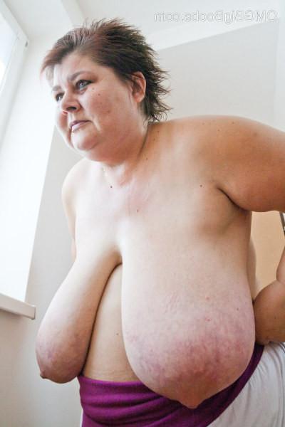 15P Chubby mature amateur Daphne flaunts her huge breasts