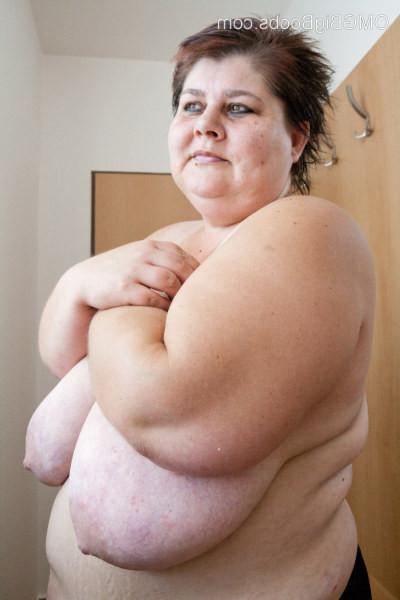 15P Chubby mature amateur Daphne flaunts her huge breasts