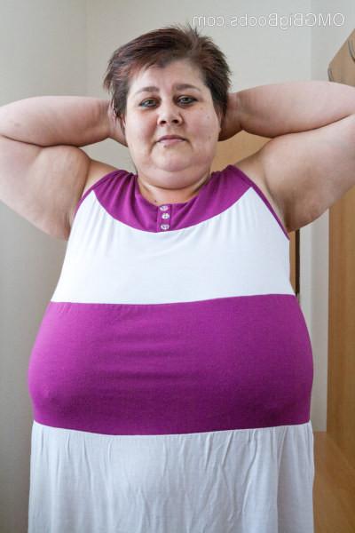 15P Chubby mature amateur Daphne flaunts her huge breasts