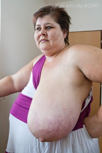 15P Chubby mature amateur Daphne flaunts her huge breasts