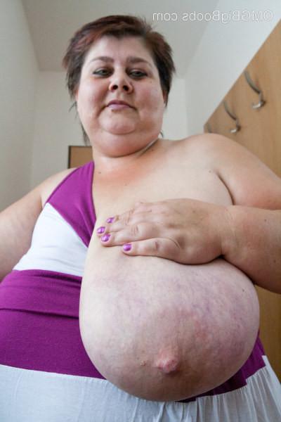 15P Chubby mature amateur Daphne flaunts her huge breasts