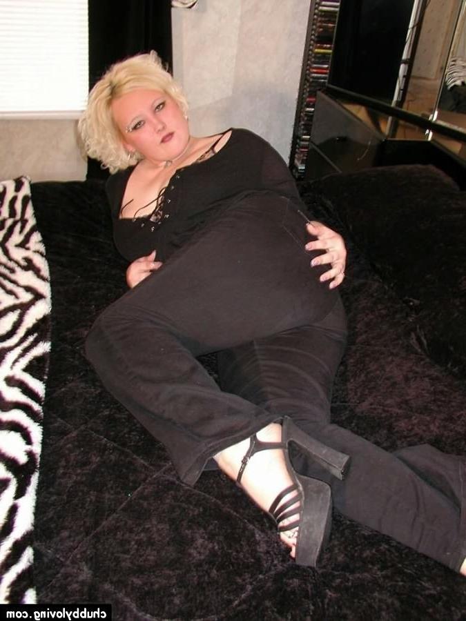 16P Fat blonde modelling and showing her juicy shaved pussy