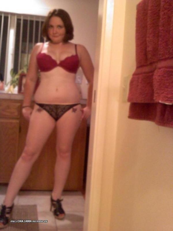 12P Steamy hot chunky kinky brunette posing in lingerie
