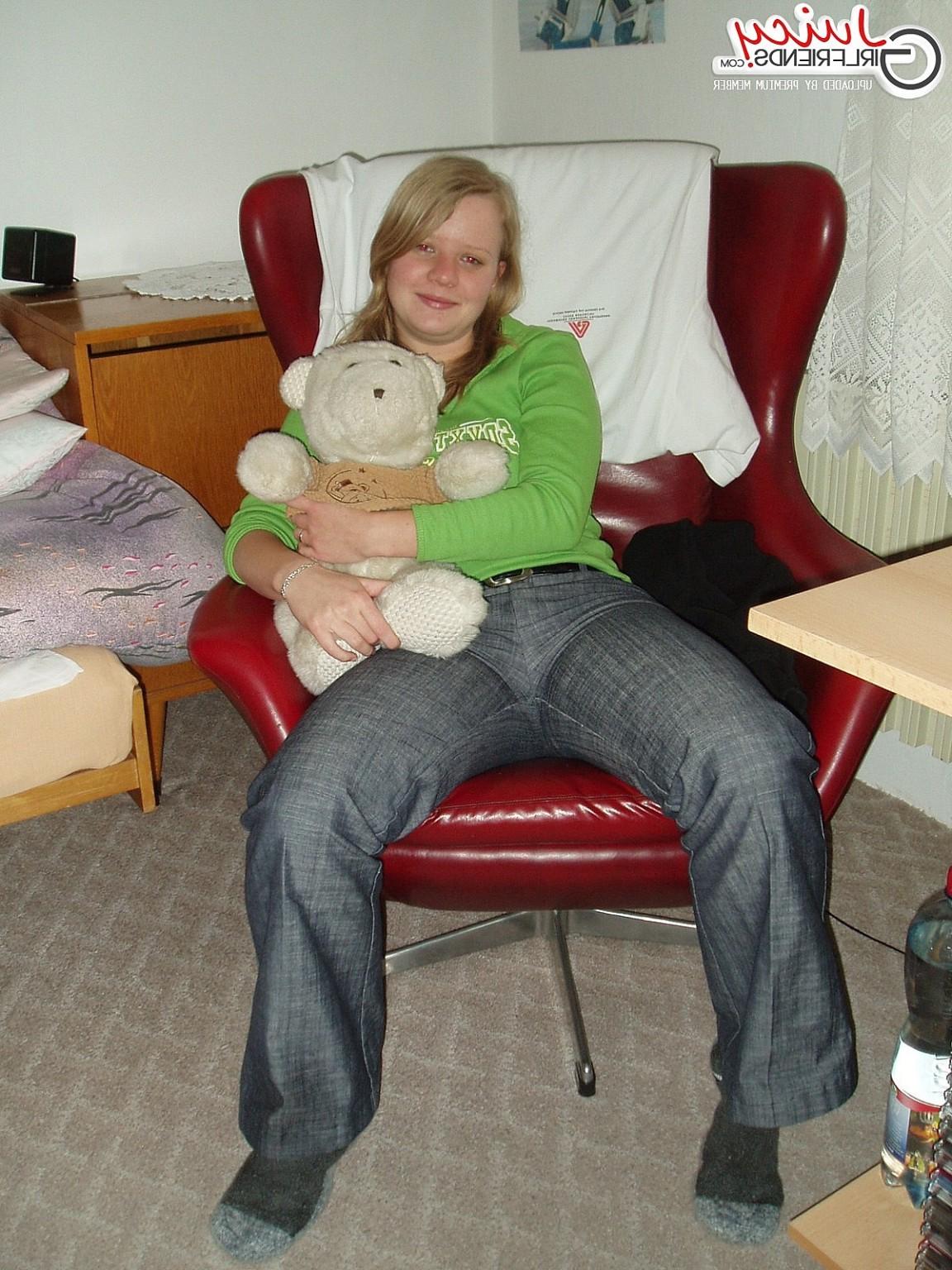 10P Nice naked teen blonde on bed