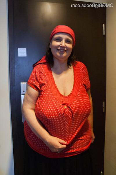 15P Mature amateur Anika unleashing her gigantic knockers