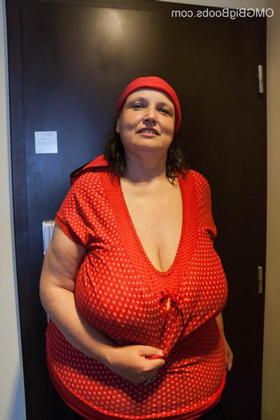 15P Mature amateur Anika unleashing her gigantic knockers