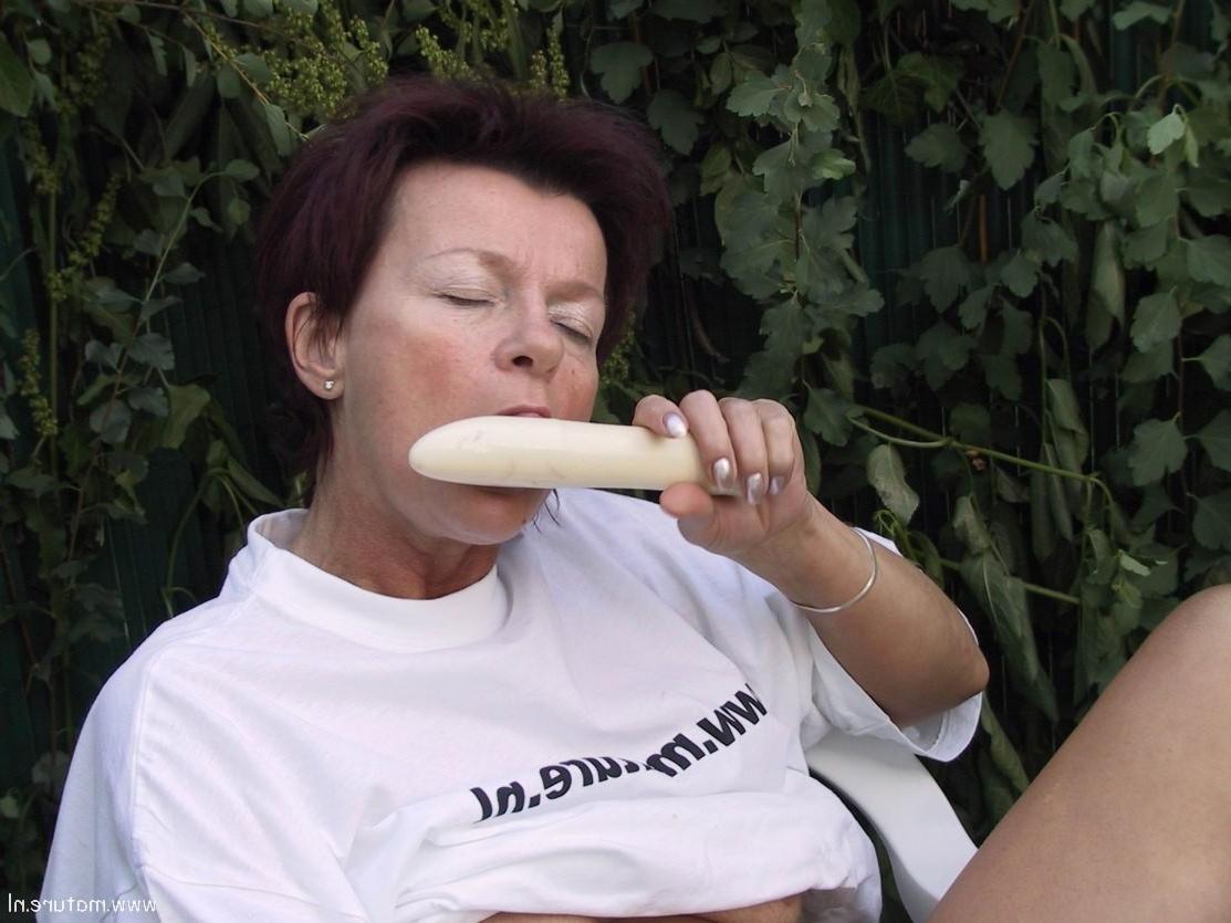 10P Mature slut playing with herself in the garden
