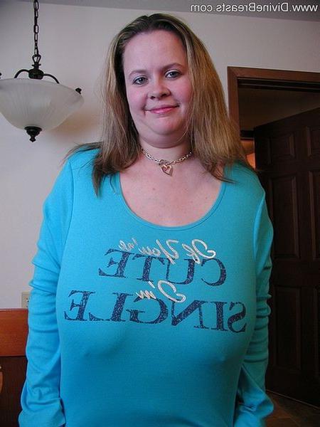 15P Chubby amateur Nicole showing off her gigantic titties
