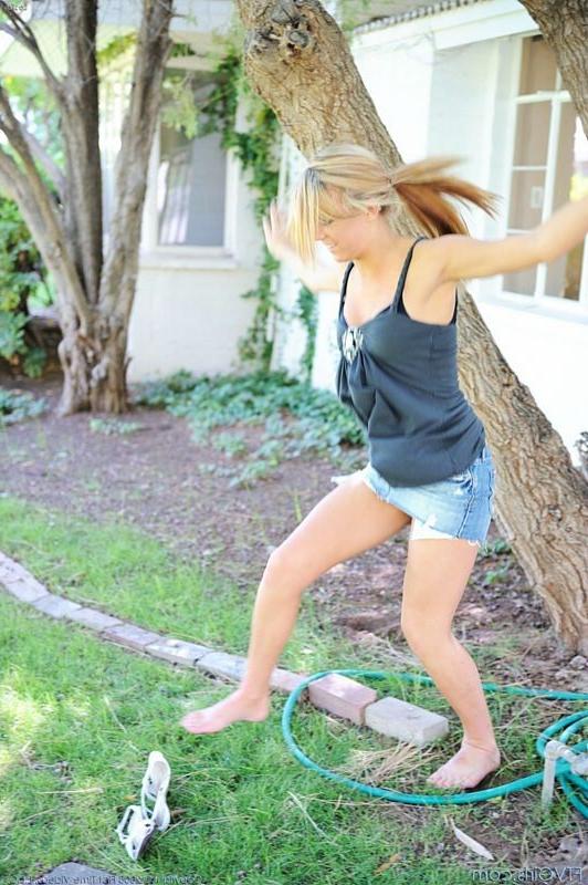 15P Short jean skirt no panties toying in public spot
