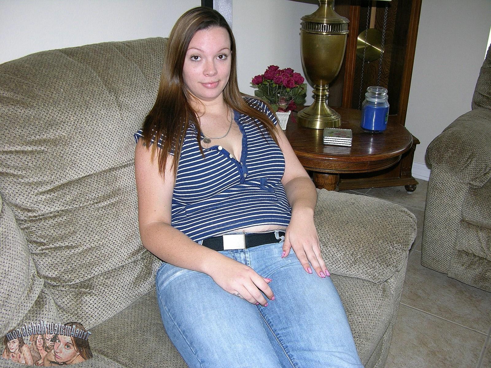 5P Big Breasted Chubby Amateur Woman Modeling Nude And Spreading Ass Cheeks - Nikki