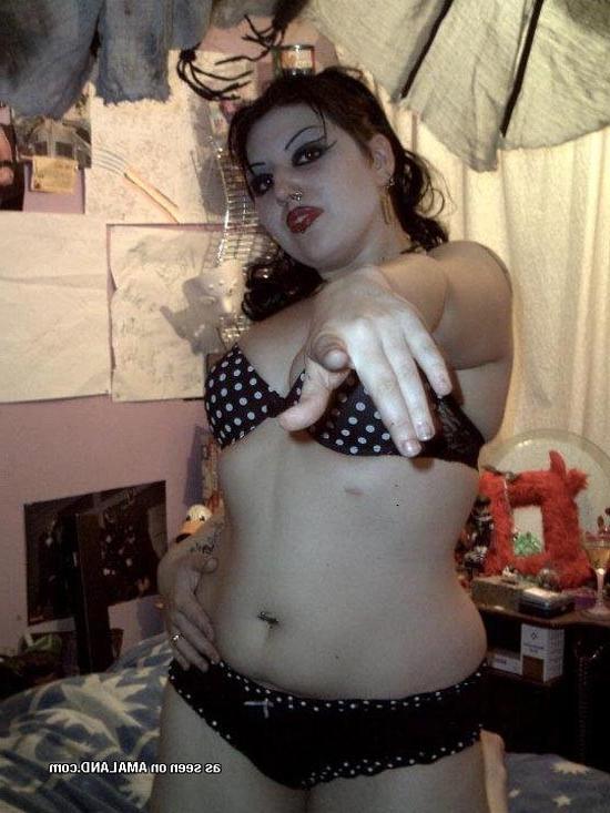 10P Gothic-BBW stellt ihren molligen Körper zur Schau