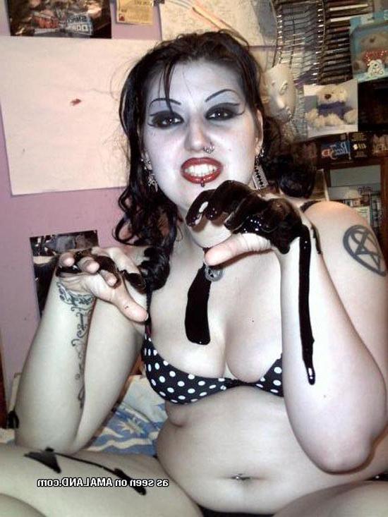10P Gothic-BBW stellt ihren molligen Körper zur Schau