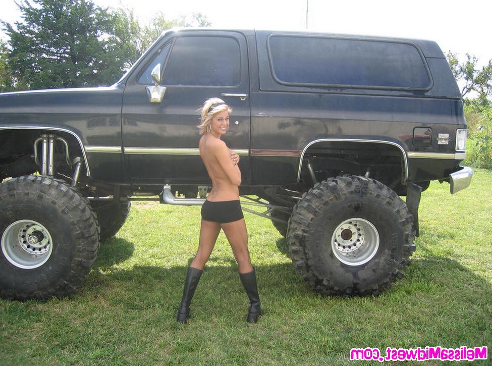 16P Melissa zieht sich vor einem riesigen Monstertruck aus!