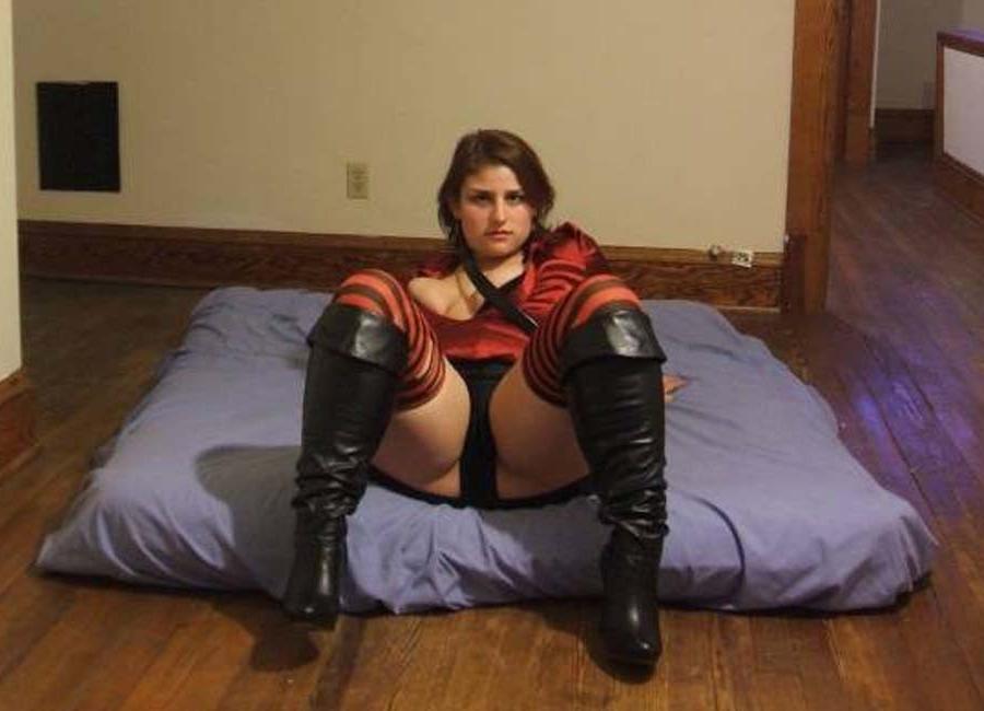 10P chubby latina spread on the floor in black lingerie