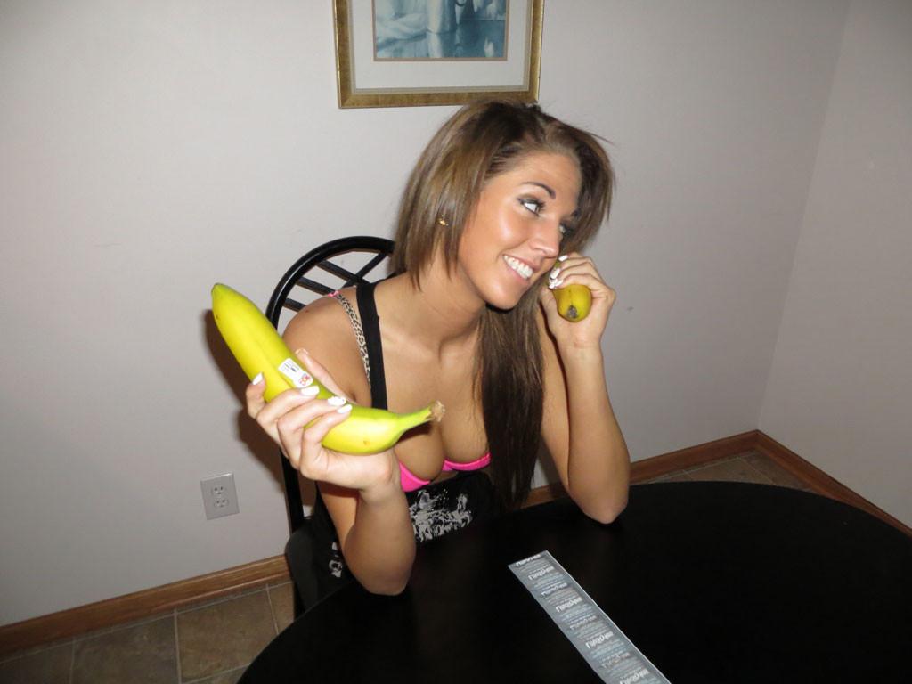 16P Amateur midwest teen nude play with bananas