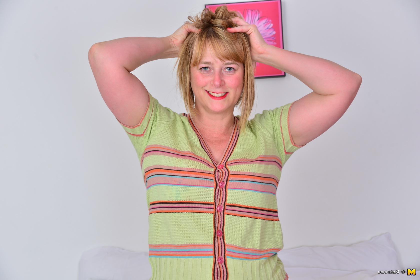 16P Naughty british housewife playing alone