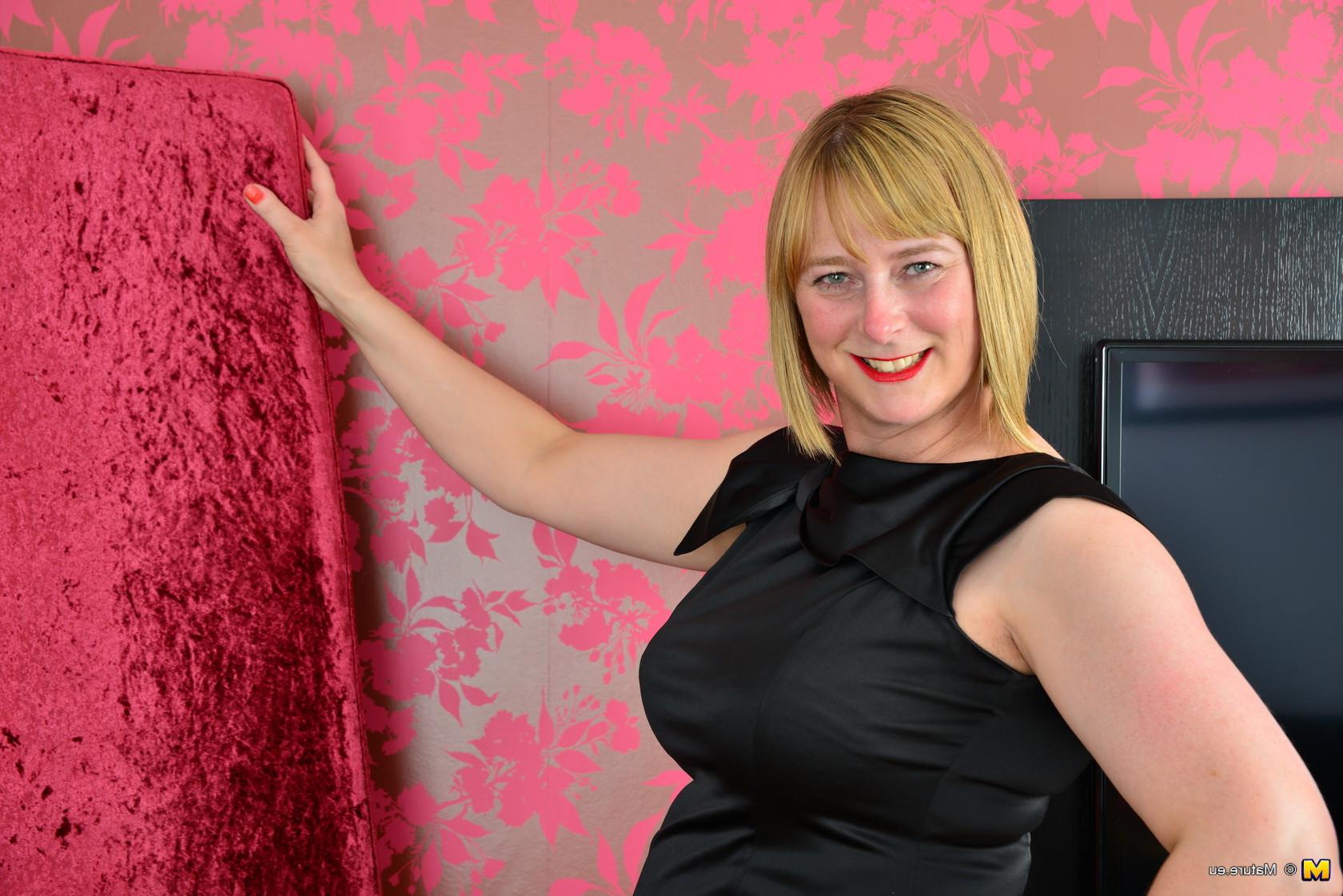 16P Curvy British mature lady getting naughty