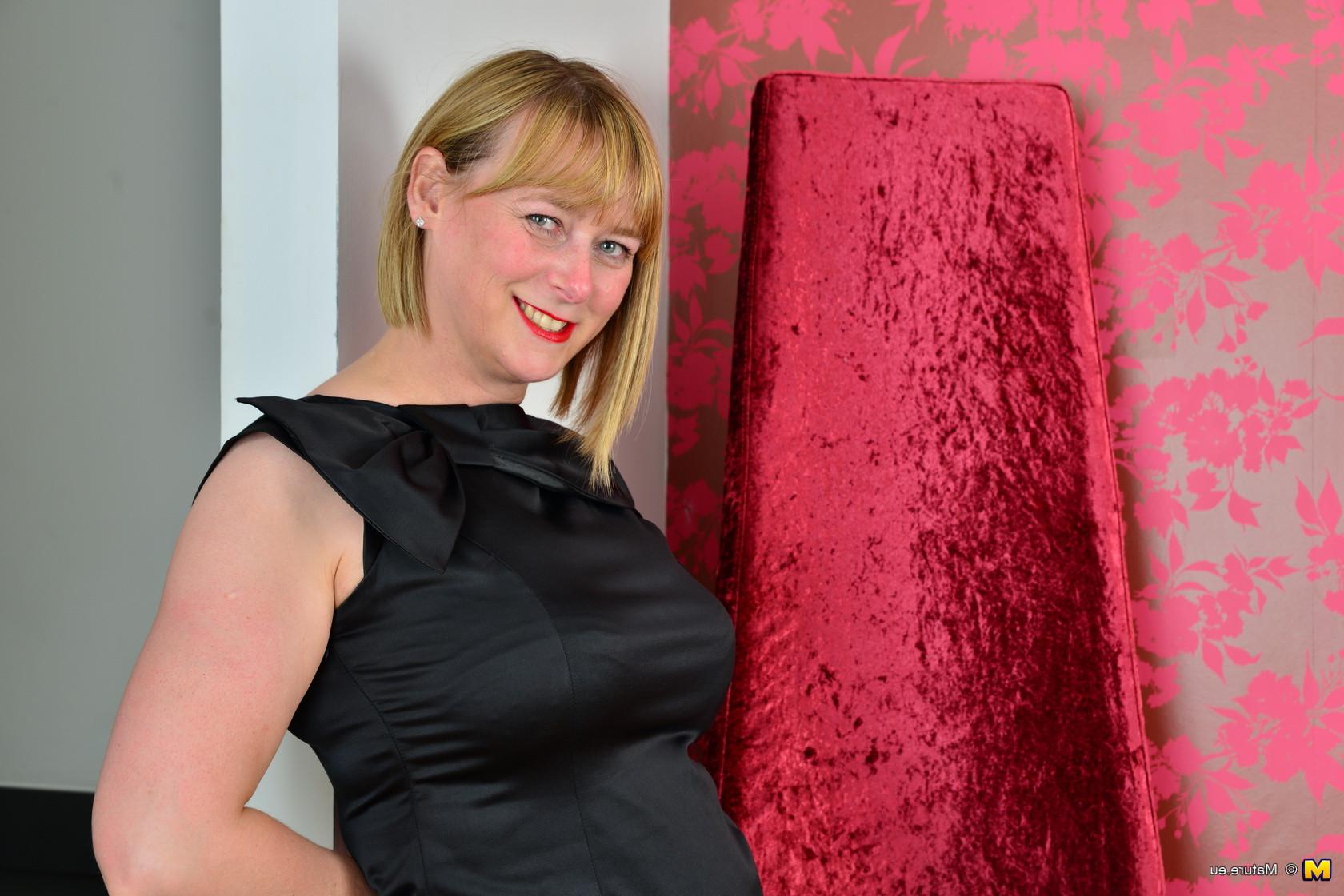 16P Curvy British mature lady getting naughty