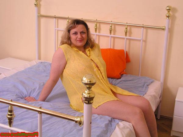 15P Cute fat lady shows hairy pussy