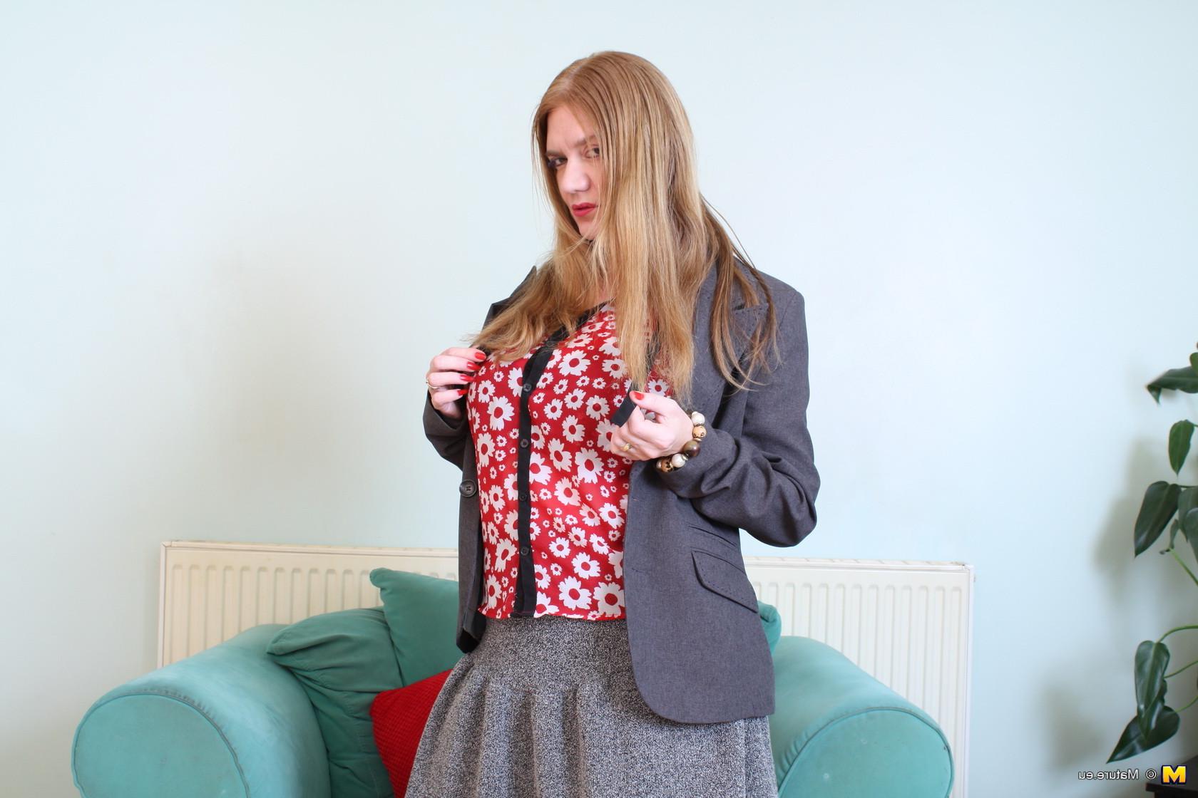 16P Horny British housewife feeling a bit naughty