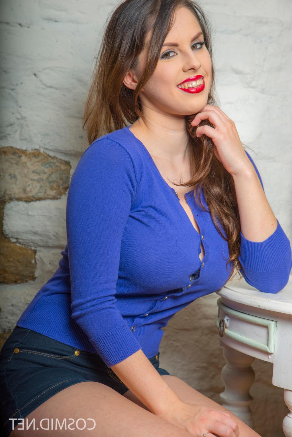 16P Hot babe Jocelyn shows big tits
