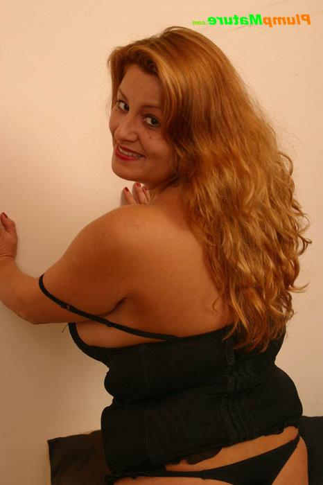 15P Fat stockinged mommy spreads her yummy full hips