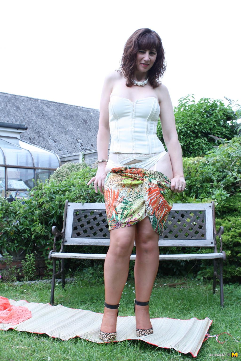 16P Horny British housewife playing in the garden