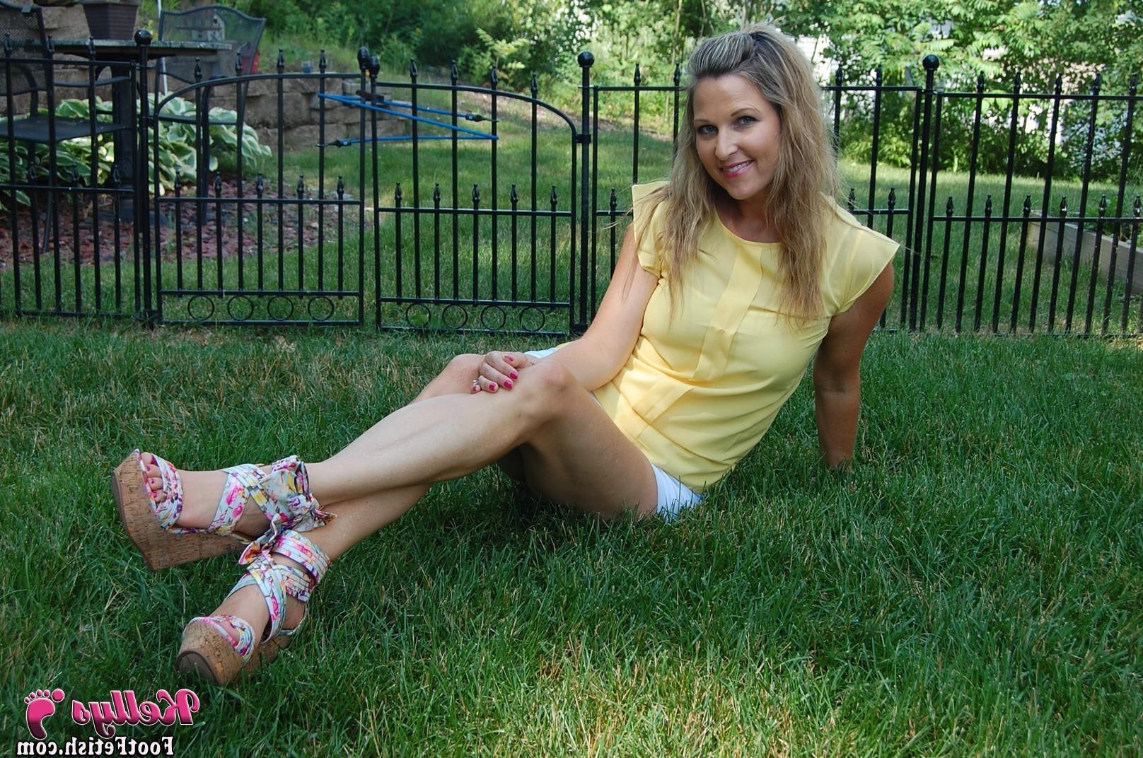15P Housewifes feet outside