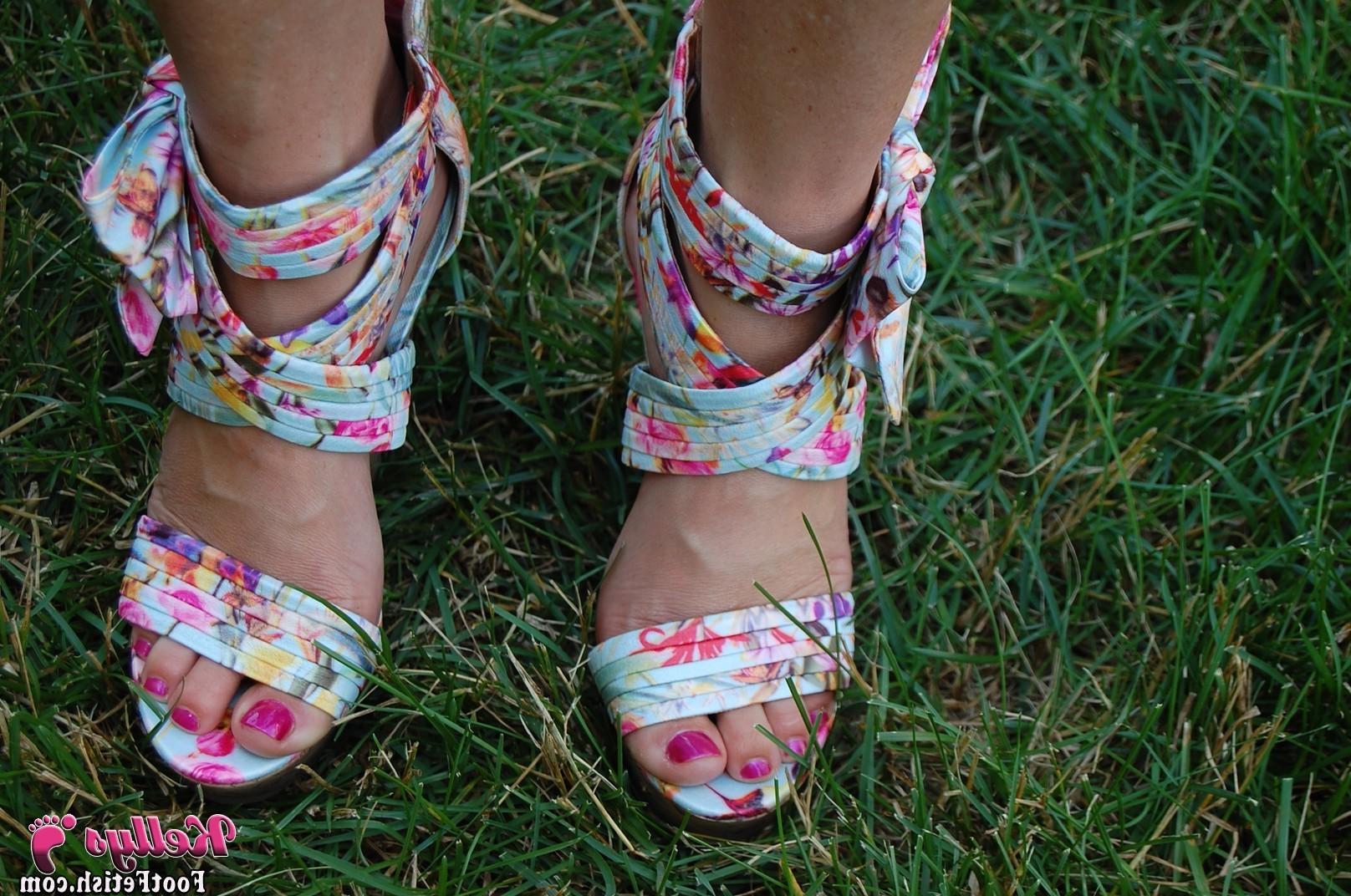 15P Housewifes feet outside