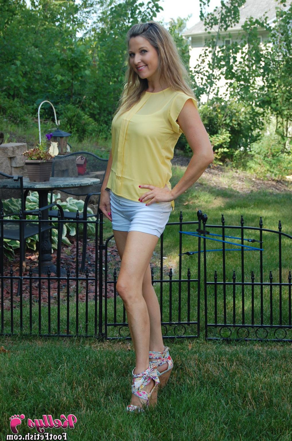 15P Housewifes feet outside