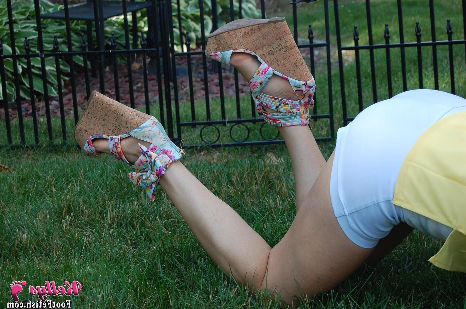 15P Housewifes feet outside