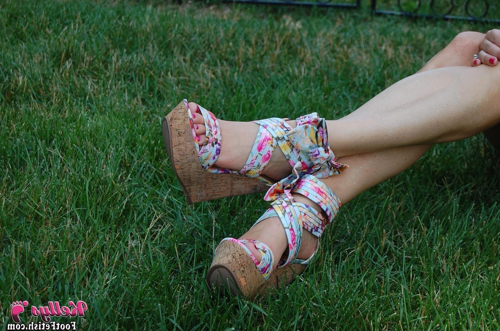 15P Housewifes feet outside