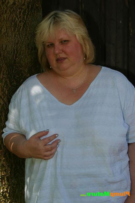 15P Chubby blonde bitch spreads her swollen quim nuts