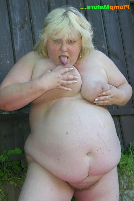 15P Chubby blonde bitch spreads her swollen quim nuts