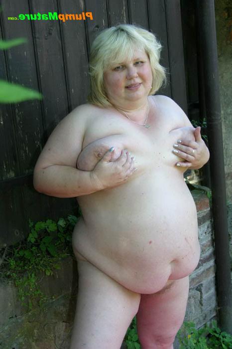 15P Chubby blonde bitch spreads her swollen quim nuts