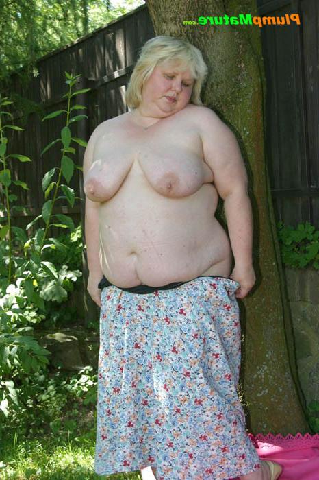 15P Chubby blonde bitch spreads her swollen quim nuts