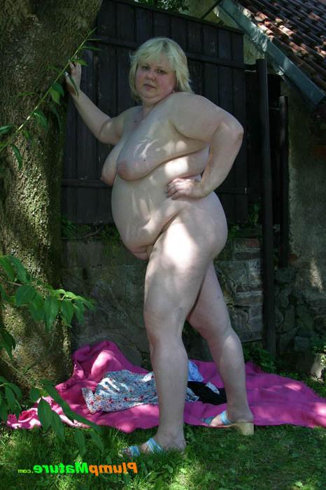 15P Chubby blonde bitch spreads her swollen quim nuts