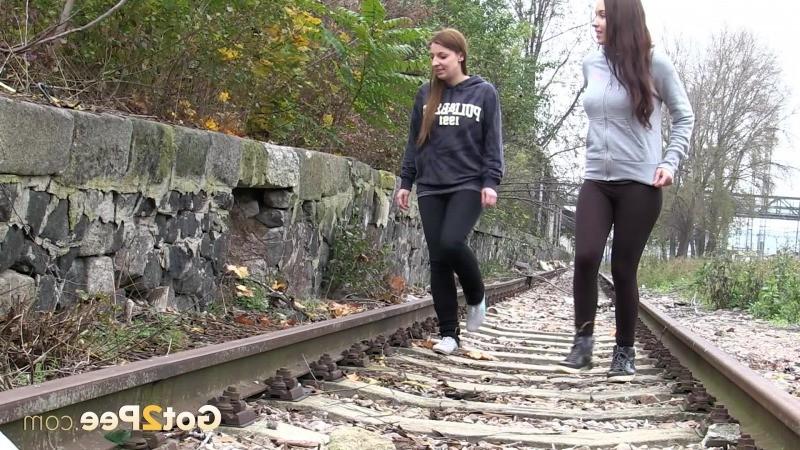 15P Girlfriends both need to piss while walking outside