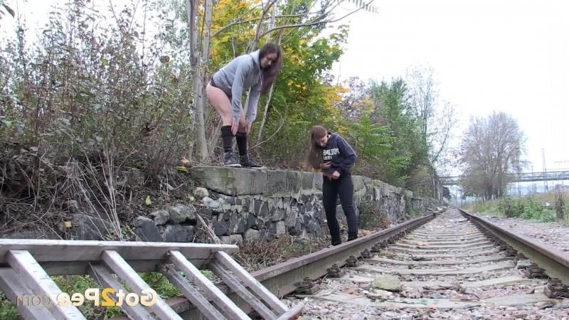 15P Girlfriends both need to piss while walking outside