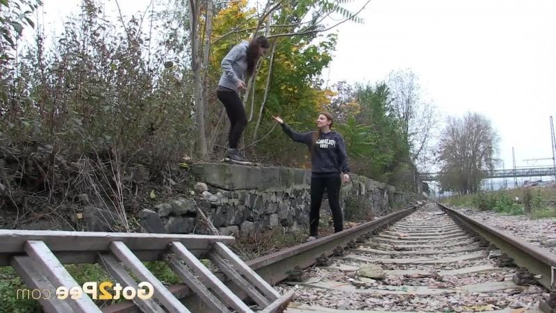 15P Girlfriends both need to piss while walking outside