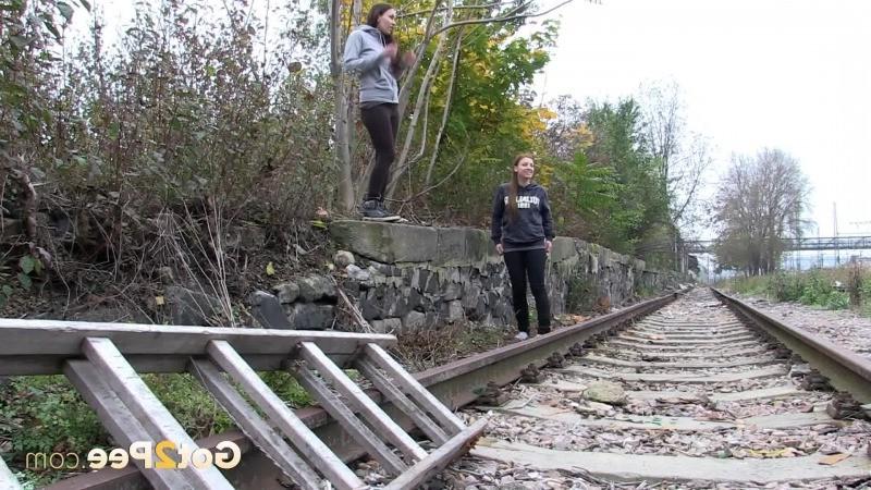 15P Girlfriends both need to piss while walking outside