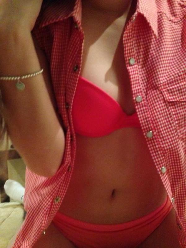 14P Beautiful teenager gets naked in leaked self shot pics
