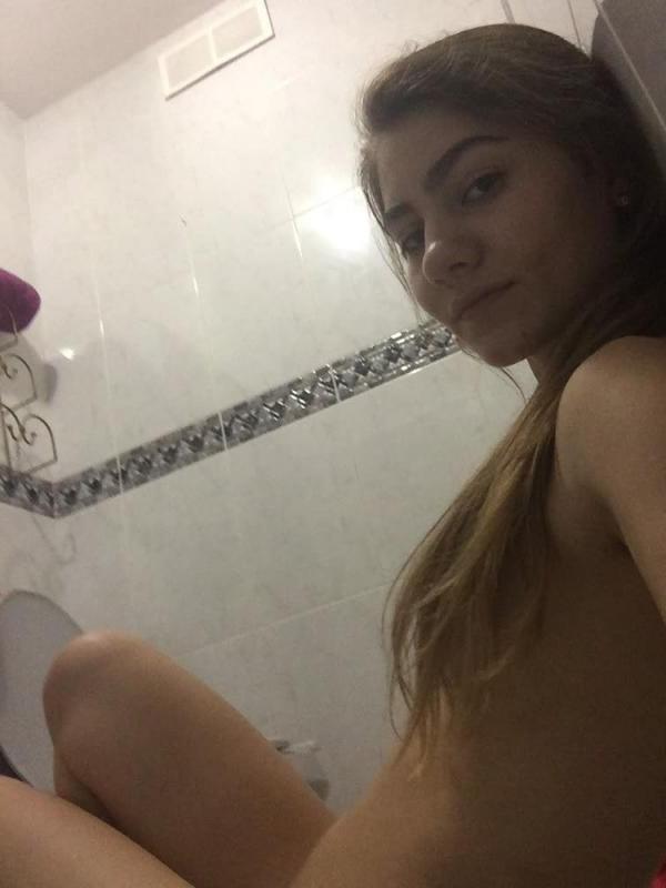 14P Beautiful teenager gets naked in leaked self shot pics