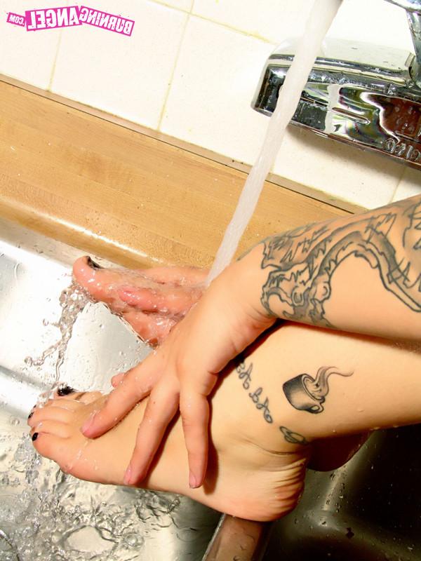 15P Redheaded punk rock slut plays in sink