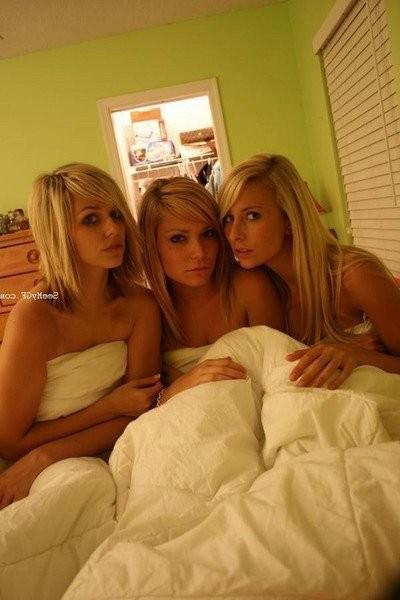 12P Naked girlfriends having sex