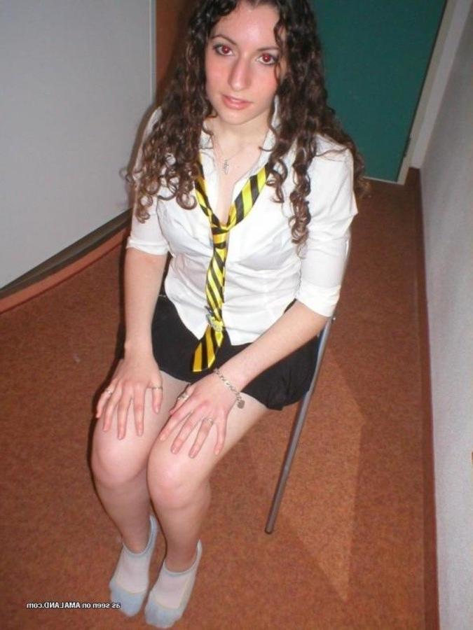 11P Pictures of a sexy chick posing sleazy in a motel room