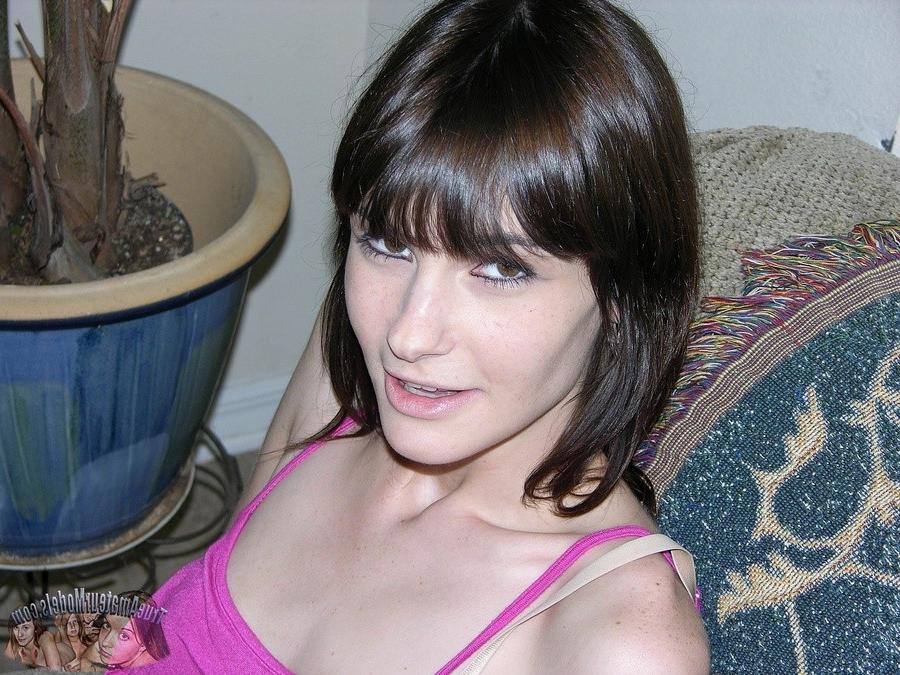 14P Skinny and petite amateur girl spreading all apart nude