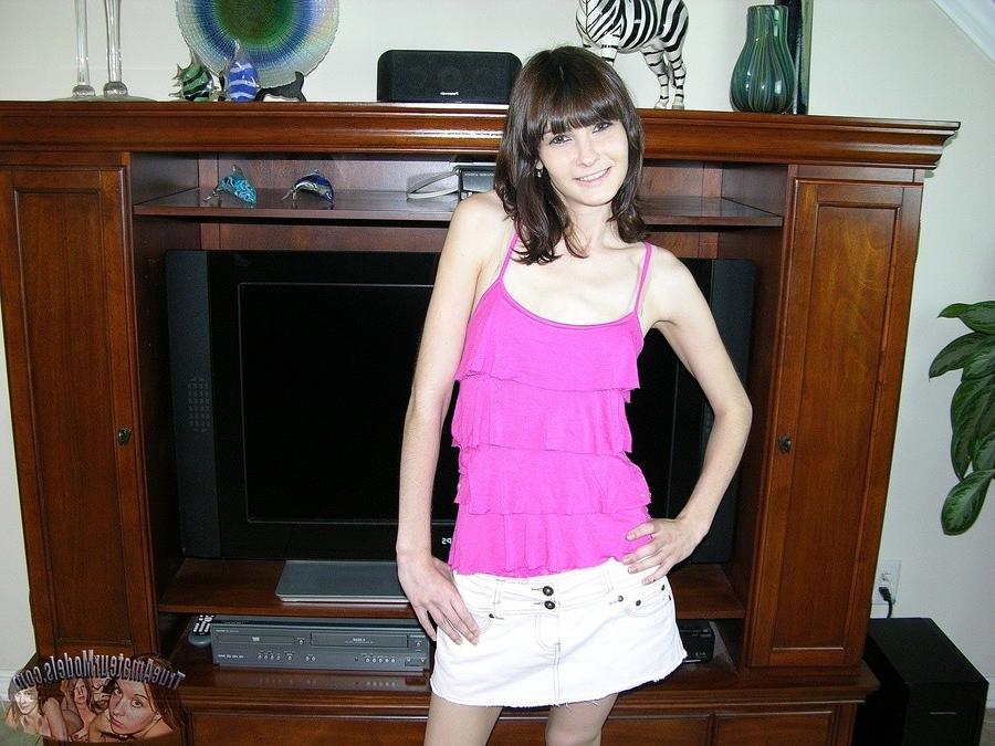 14P Skinny and petite amateur girl spreading all apart nude