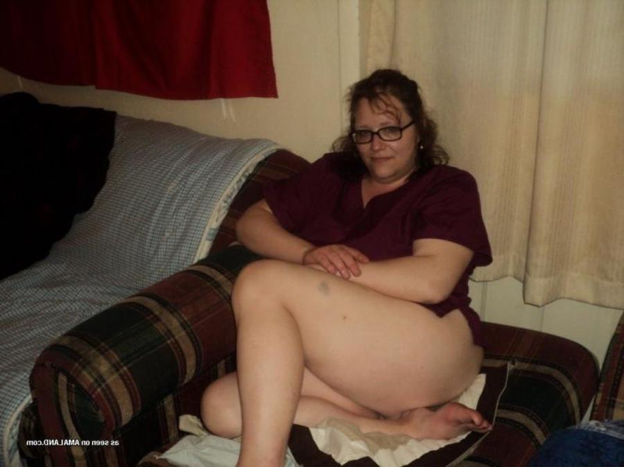 10P Gallery of a kinky amateur plumper displaying her huge ass