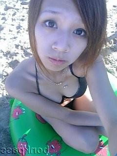 11P Chinese girls looking sexy in bikinis